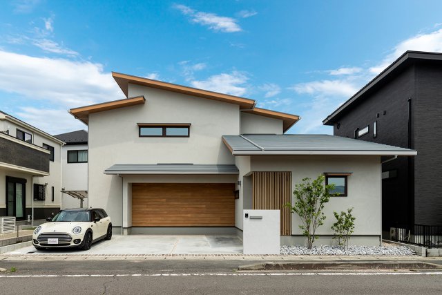 自然素材の無垢材を使用し、高断熱でランニングコストを抑えた『木の温もりと涼しげの家』
●木の温もりに包まれた自然派の住まい
●桧材をふんだんに使った床や壁
●漆喰仕上げのやさしい室内空間
●高天井・勾配天井により、光と風が巡る空間設計
●GX志向型採用の高気密・高断熱の省エネ住宅