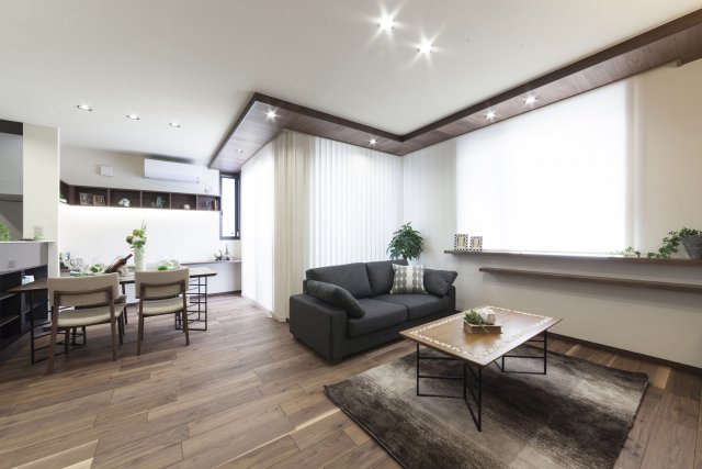 親世帯LDKには空間が単調にならないように、一部天井を下げ、板張りをして、変化を持たせています。
ダイニング奥には、ディスプレイを楽しめる吊り戸棚を設けました。