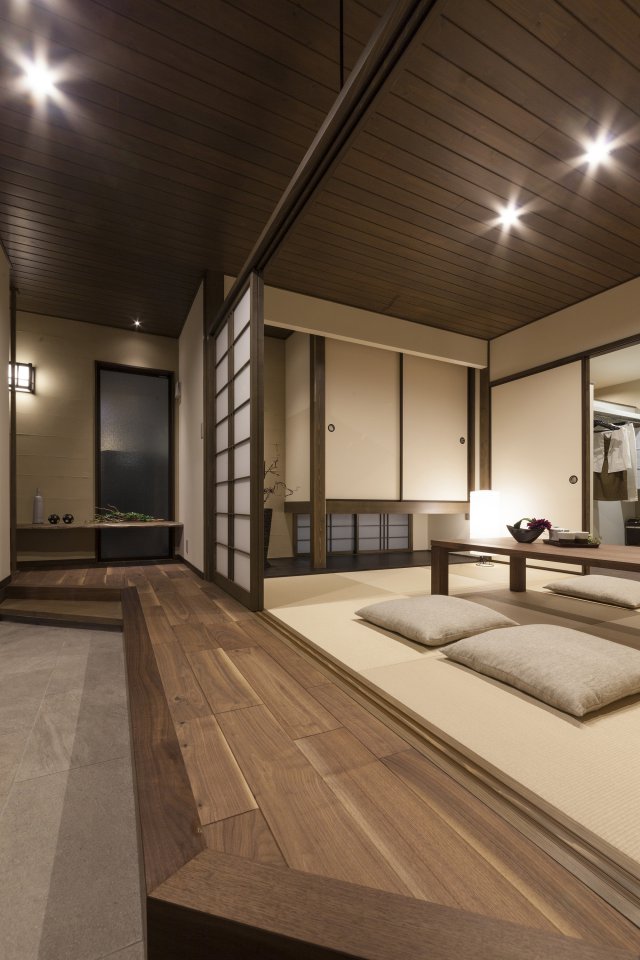 土間続きの広縁は、外部とのつながりを和室に引き入れる役目も果たしています。
奥にはカウンターを設け、ちょっとした書斎空間を演出しています。