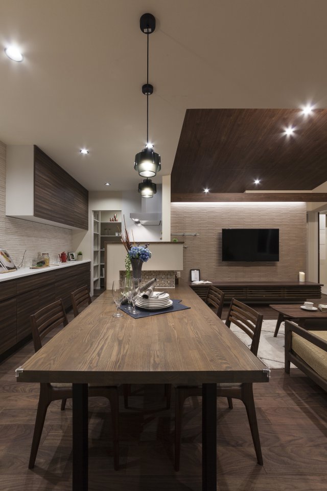 2階の子世帯は家事同線を意識して、キッチン・ダイニング・パントリーを直線的に配置しました。
食事の支度から 後片付けまで、横移動のみで効率よく行えます。