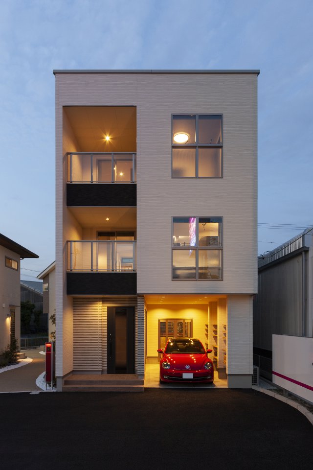 都市型三階建の住まい。
中でもインナーガレージを採用したデザインは、狭小地に最適です。