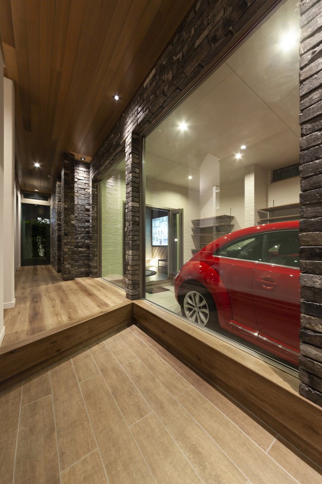 ガラス越しに愛車が眺められる玄関ホールは、まるで自動車のショールームのよう。
視界が広がるので、コンパクトな玄関でも圧迫感がありません。