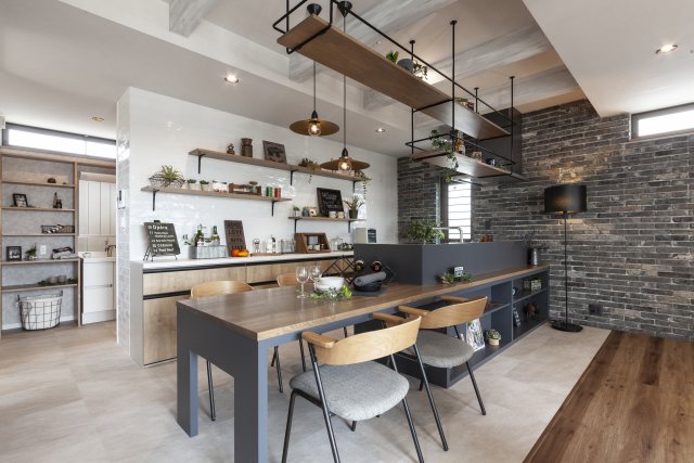 素材の組み合わせが特徴的なヴィンテージスタイルのダイニングキッチン。
スチールフレームの吊戸棚や小物で、インダストリアルな雰囲気を表現しています。