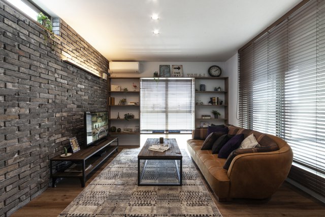 ＴＶスペースの背面にはオールドブリックを施工し、本格的なヴィンテージ空間に。
部屋のイメージに合わせて、風合いある木目ブラインドをセレクトしました。