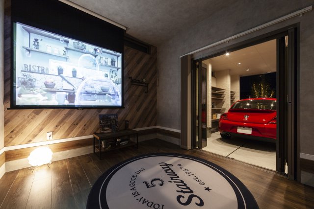 ガレージ奥にフリールームを設けました。
シアタールームにしたり、ホビールームとして使ったりと、様々な用途に活用できます。