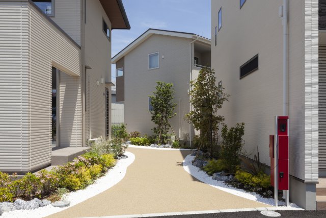 ナチュラルな色合いでまとめた、シンプルでかわいらしいパワーデリシャス住宅。
帰る足取りも軽やかになりそうな住まいです。