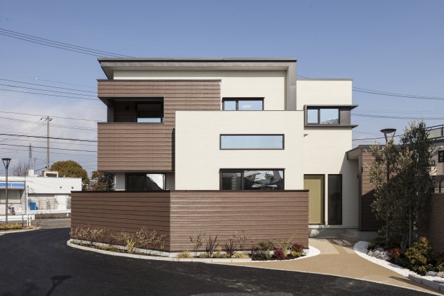 白と木目を基調とした次世代ZEHパワーデリシャスの外観です。
形状から生まれる陰影が、シンプルながらもダイナミックなデザインを引きたてています。