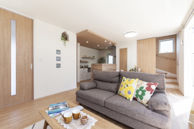 コンパクトにデザインされたLDK。
壁面の家型ニッチやガラスブロック、キッチンの天井を下げるなど、空間にメリハリをつけて部屋を広く見せています。