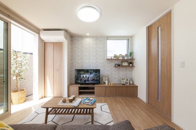 三昭堂オリジナルファニチャーで、壁の間にピッタリと  納まるTVボードを設けました。
アクセントクロスが視線を集めるため、空間に奥行きが生まれます。