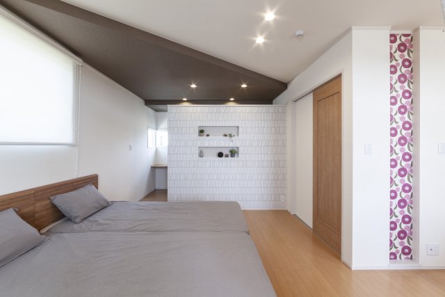 寝室の天井を一部下げ、かつ濃色にすることで、落ち着きある空間にしました。
ポイントのニッチが印象的です。