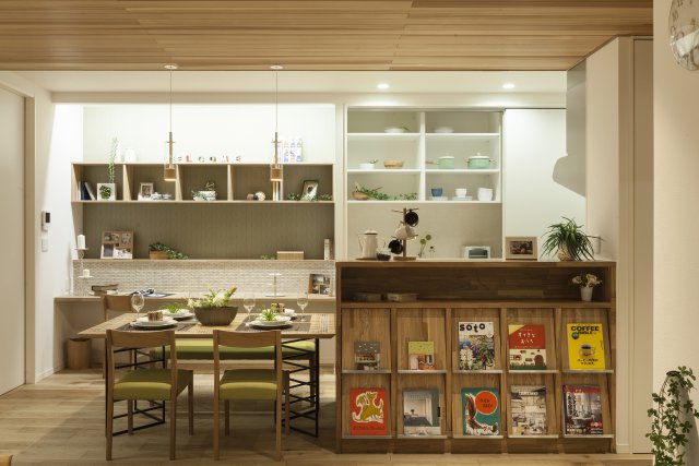 ディスプレイとして表現したDKスペース。
キッチン前に面出しの本棚を設け、遊び心を加えています。