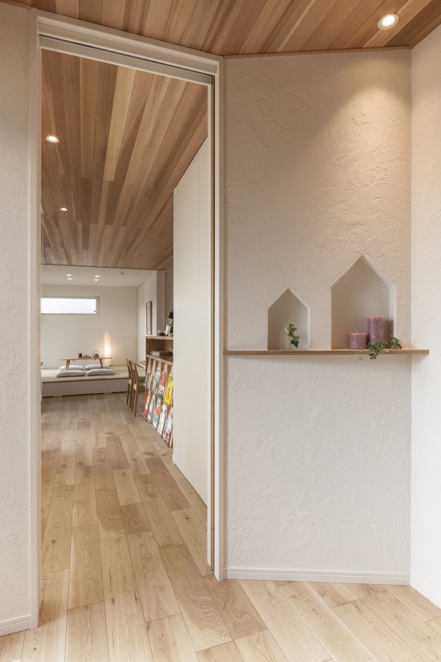 玄関に印象的な家型ニッチを設けました。
漆喰塗りの壁がナチュラルで柔らかな雰囲気を醸し出しています。