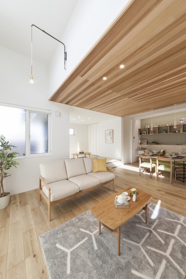 約3.5ｍの落ち着き感ある吹き抜けが印象的なリビング。
奥まで光が差し込むので、部屋全体が明るく開放的です。