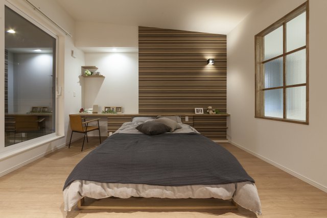 「お洒落で開放的な寝室にしたい」そんな方にぴったりのベッドルームです。
ヘッドレスト風のカウンターは、ちょっとした書き物にも使えるよう工夫しています。