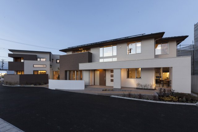 二世帯の家の外壁は高級感を感じさせるパワーボードとタイルの組み合わせ。
デザインの重心を1階に置いた外観は、重厚感に満ちています。