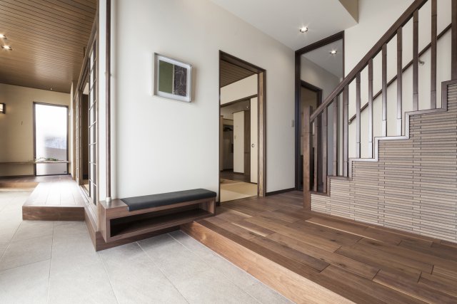 玄関にあったら嬉しい手すりとベンチを一体化。
周りに自然に溶け込むように設計しました。
また、玄関と土間をつなげて、空間に広がりを持たせています。