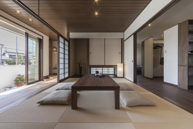 本格的な和室でありながら、広縁を続き間として利用できるように上部を開放しています。
開口を広く取り、奥の寝室まで光が届くよう計画されています。