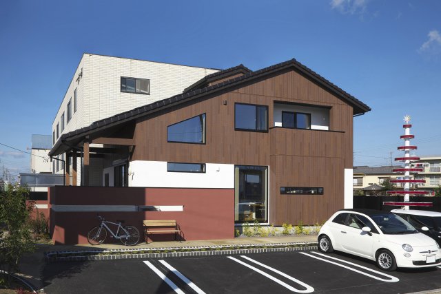 ダイナミックな屋根勾配を設けた外観となっています。
リビング前のテラス屋根は、室内に入る日差しを遮るだけでなく、テラス自体をアウトリビングにする役割も兼ねています。