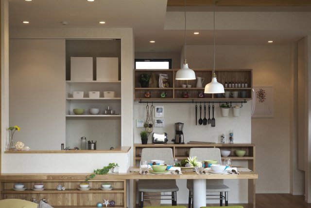 見せる収納×隠す収納、どちらも叶えるキッチンです。
お洒落にディスプレイしたいものはオリジナルの吊戸に。
隠したいものは扉付きの収納庫にしまえます。