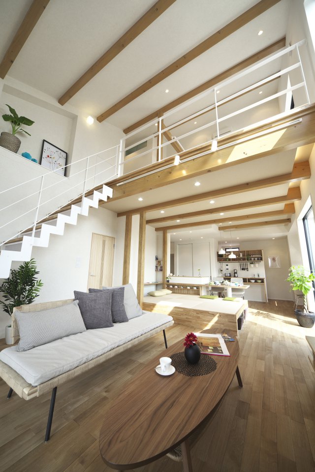 直線的につながるLDKです。
間延びしないように、化粧梁で変化を付けました。
高く広がる吹き抜けが、リビングをより開放的にしています。