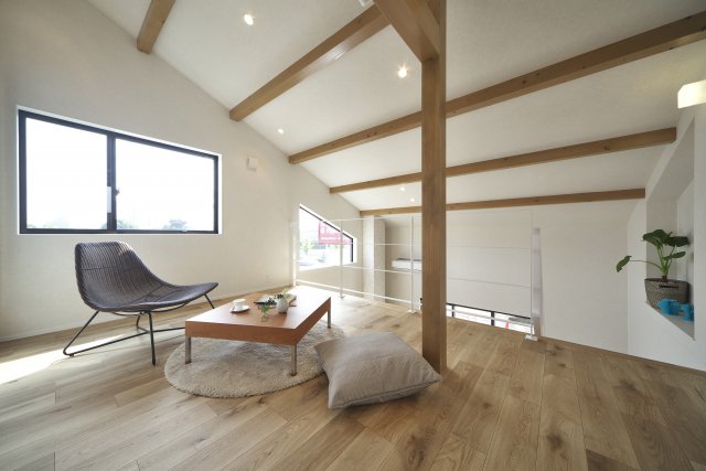 吹き抜け上部の2階には、壁で仕切らないフリールームを設けました。
階下の家族の気配を感じながら、一人過ごすこともできる特別な空間となっています。