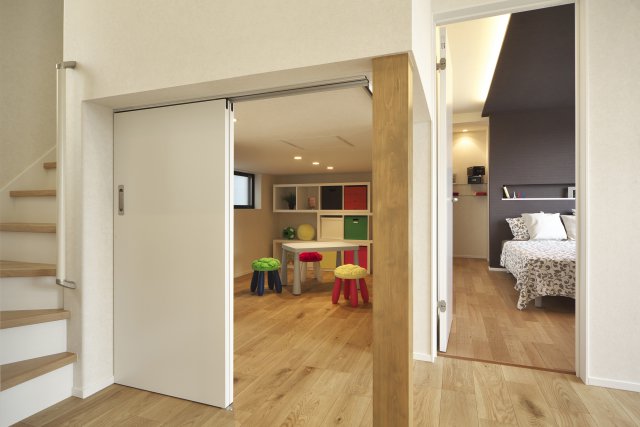 スキップフロアを利用した高さ1.4ｍ以下の収納庫。
小さいお子様の遊びの空間として、また季節ものの収納場所になど、様々に活用できます。