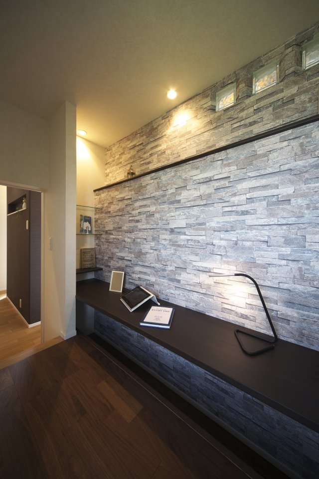 寝室奥に設けた書斎です。
カウンター下部を掘り下げ、腰かけられるようにしました。
濃色でまとめられた、スタイリッシュで落ち着きある空間です。