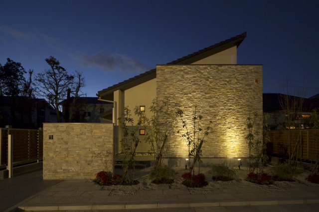 平屋の単調なデザインを覆す、ダイナミックな屋根とアクセントウォール。
壁はブリックタイルで重厚感を演出しました。