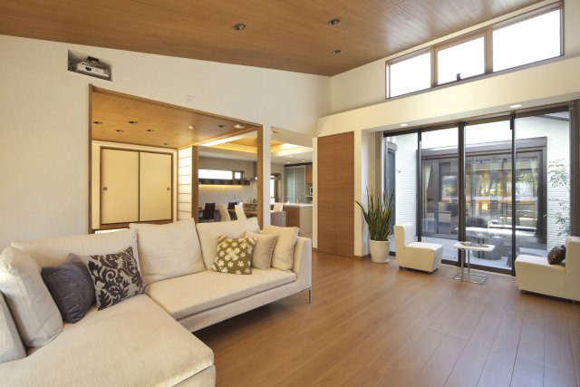 リビングは勾配天井にし、ハイサイドライトを採用しました。
北からの採光となるので、一年中まぶしくない優しい光が降り注ぎます。