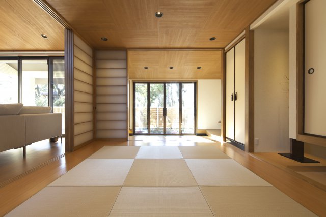 LDKの続き間としてお使いいただける落ち着きある和室です。
南には広縁が広がり、開放性ある間取りとなっています。