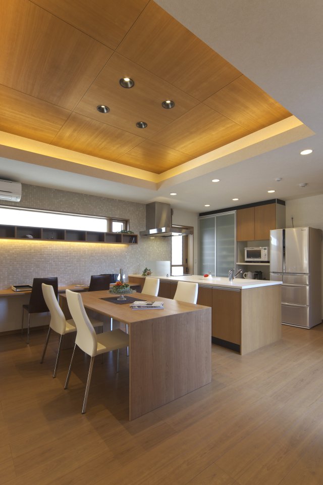 DK上部は落とし込み天井を設け、間接照明を設置しました。
柔らかな光と、そこから生まれる陰影が、お洒落で落ち着いた食卓を演出します。