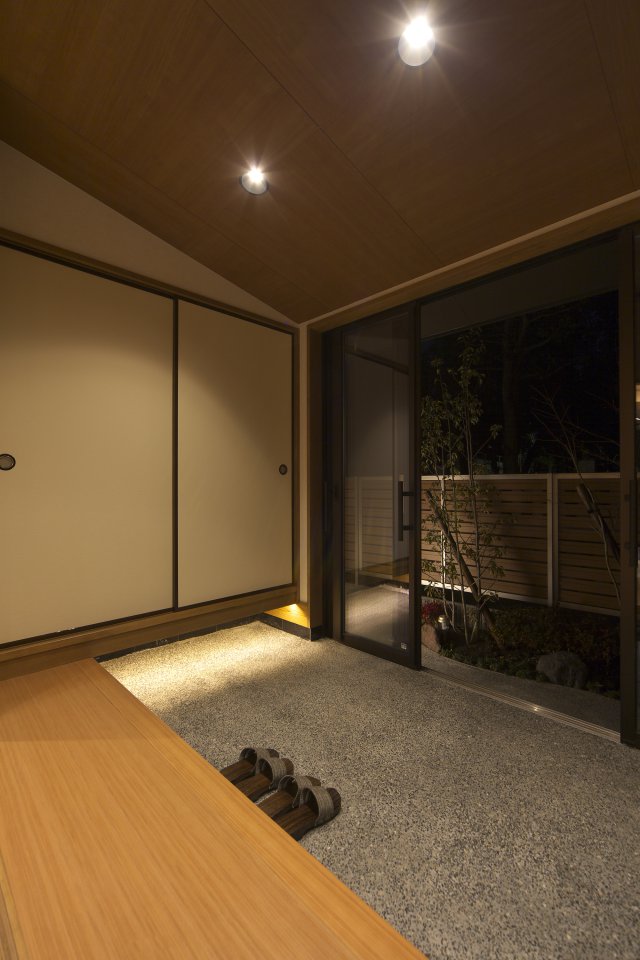 洗い出しの土間を設けた縁側は、和のしつらえを残した雰囲気のある空間となっています。