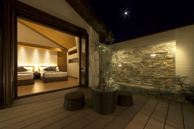 ウォーターガーデンにスポット照明でライトアップ。
大人なムードを演出しました。
中庭でちょっとしたお酒を飲んだら最高です！