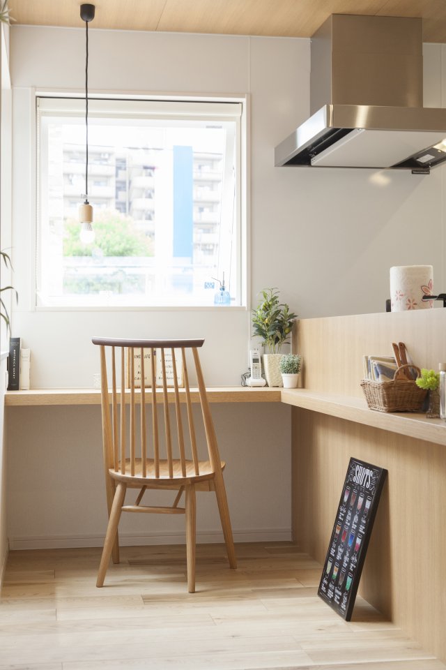 【東棟】多目的に使えるカウンターには大きなスクエア窓を設置。明るく開放的です。