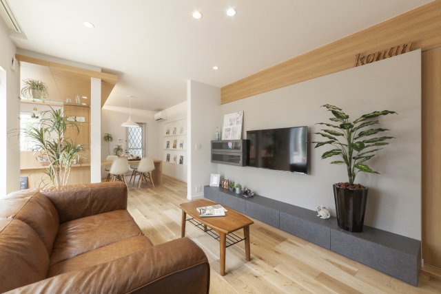 壁掛けTVと製作家具でスッキリとしたリビングは広がりを演出します。