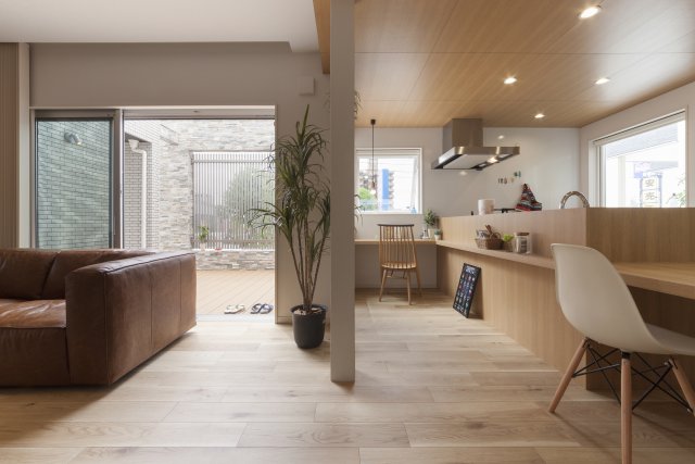 フロアと段差なくつながるウッドデッキは、家族のセカンドリビング。