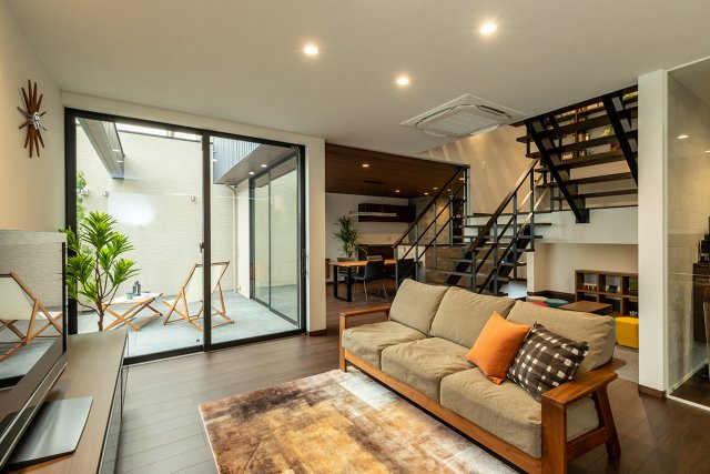 スキップフロアの周囲の壁を塞いでいないため、いつでも家族の気配が感じられます。また、視覚的な抜けがLDKに斜め上方向への広がりをもたらし室内が実際よりも広く感じられます。