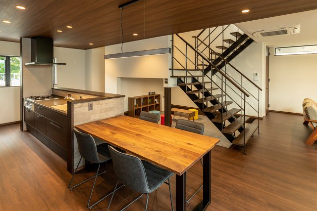 カウンターと腰壁で三方を囲んだキッチン。手元が隠れるので、お客様にもスッキリとした印象を与えます。