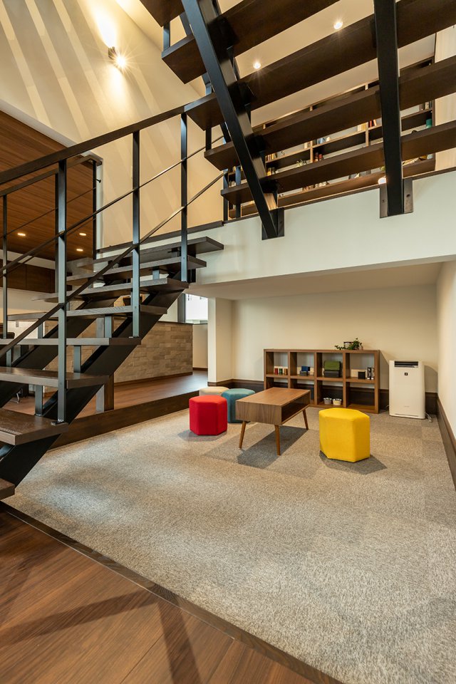 スキップフロアの下部はダウンフロアにしてお子様のプレイルームに。低めの天井が秘密基地のようで、ワクワク感を誘います。