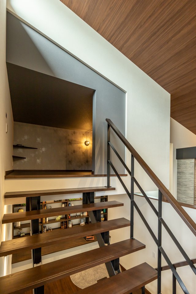 吹き抜け縦空間の一番上に作られた、お一人専用の籠りスペース。リビングなどメインエリアから程よく離れていますので、ちょうどいい感じで一人の時間が楽しめます。