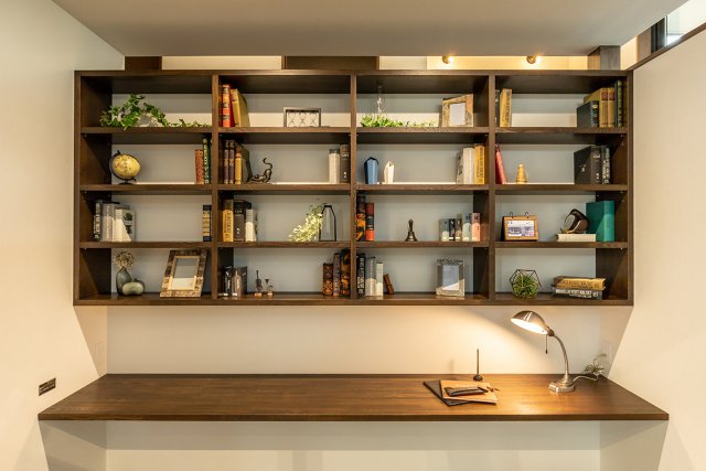 大型のカウンターと造り付けの本棚も備えており、書斎としても機能するスキップフロア。階段は階下に光を取り込めるように、ストリップ型をセレクトしました。