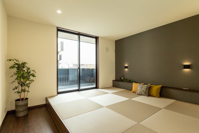 小上がり×畳敷の主寝室。布団を並べれば、家族皆で川の字になって眠ることもできます。