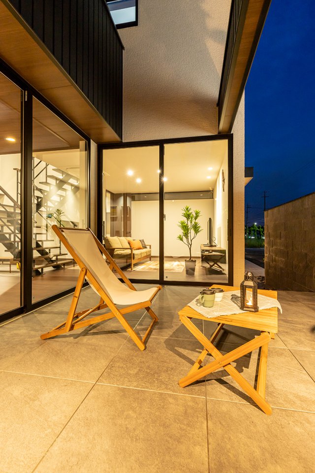 タイルデッキの中庭が室内とフラットに繋がり、空間に一体感をもたらします。