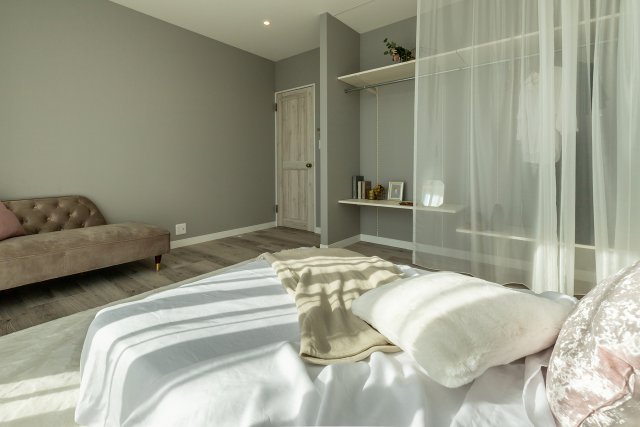 フレンチスタイルを盛り込んだ可愛らしいお部屋に仕上げた洋室。