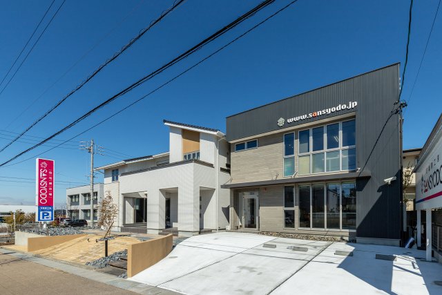 白タイルを用いた清潔感のある西棟と、黒のガルバリウム鋼板で引き締めたシンプルな東棟の2棟をご覧いただけます。