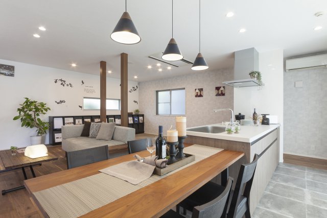 ダイニングテーブルと並びのオープンキッチン。
配膳や片付けも楽々な人気のレイアウトです。