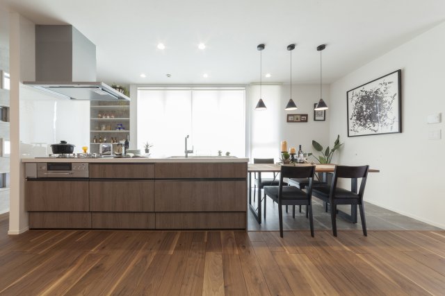 フルフラットキッチンで室内に広がりが生まれます。
コンロ前面をオープンにすることで、さらに明るく開放的になりました。