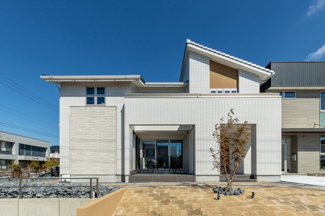 白タイルを用いた清潔感のある外観にリニューアルされた西棟。日本の美意識と北欧のミニマリズムを融合させた「ジャパンディスタイル」を取り入れています。