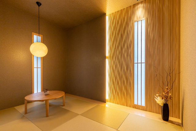 客間としても使える独立した和室。全体を柔らかい明かりで照らし、癒やしの空間に仕立て、テレワークや客間スペースとしても活用できます。