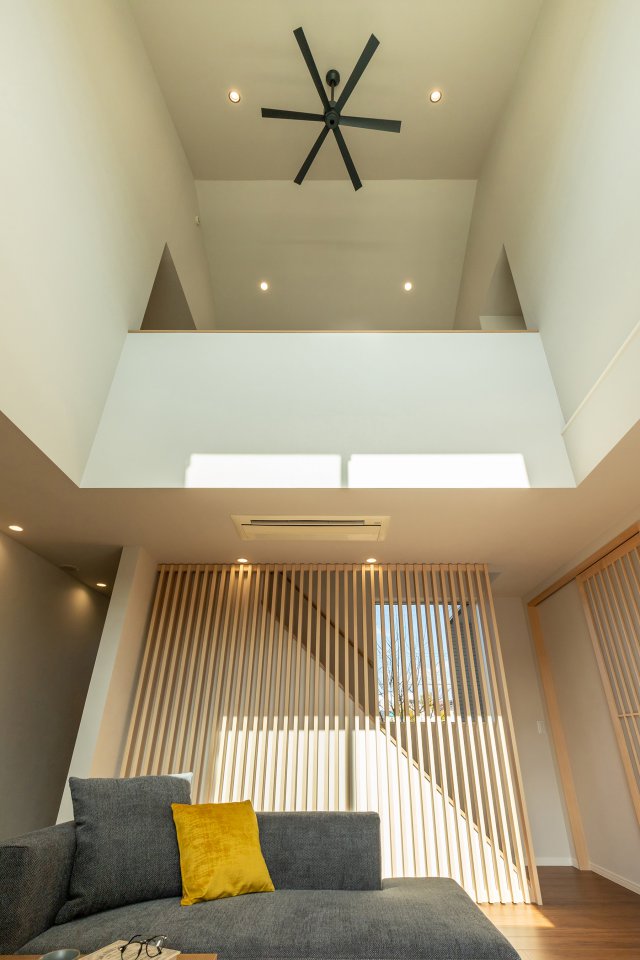 LDKは天井まで続く吹抜けとタイルデッキとの一体感によって、より広がりを感じる空間になりました。